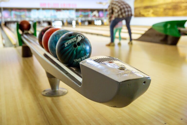 bowling, family, recreation-1951472.jpg