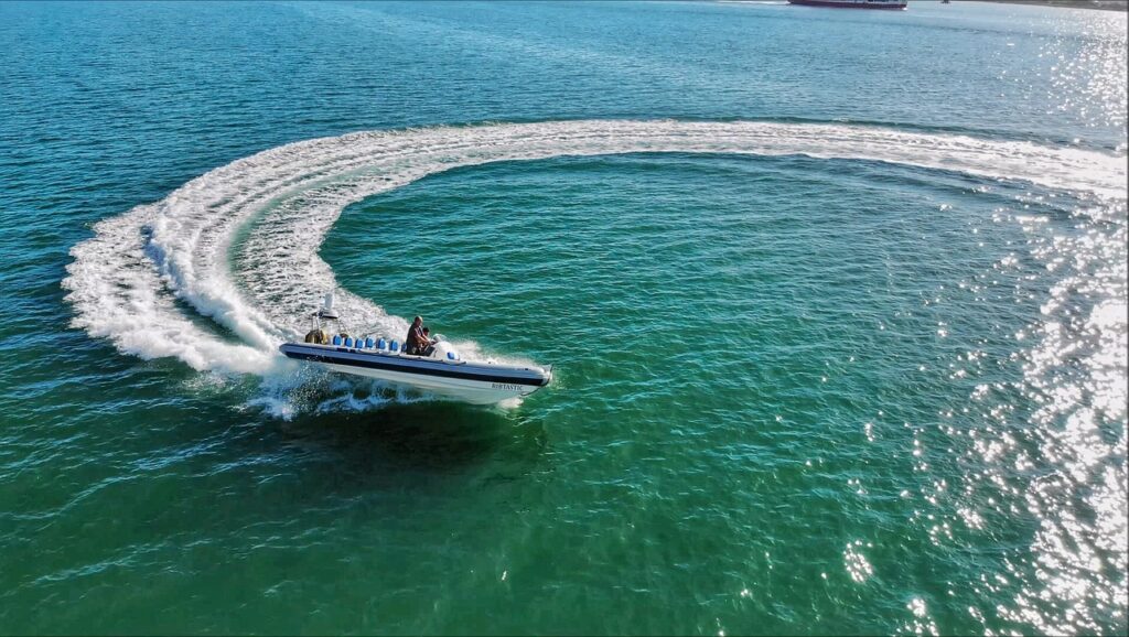 fast boat, speed boat, powerboat-3851521.jpg